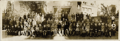 210089 Groepsportret van de leerkrachten en leerlingen (lagere school en U.L.O. klassen) van de Agatha Snellenschool ...